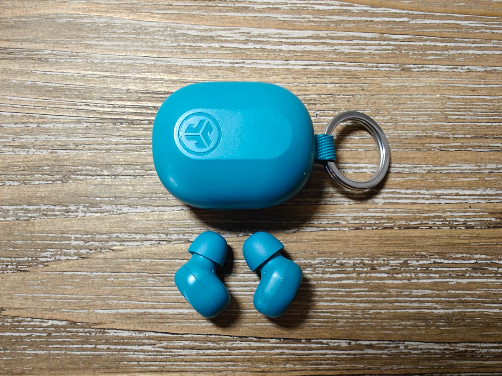 ג׳ירפה סוקרת: אוזניות JLAB JBuds Mini - לישון איתן - ג'ירפה