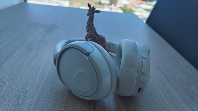 האוזניות JLAB Jbuds LUX ANC. צילום: ג׳ירפה