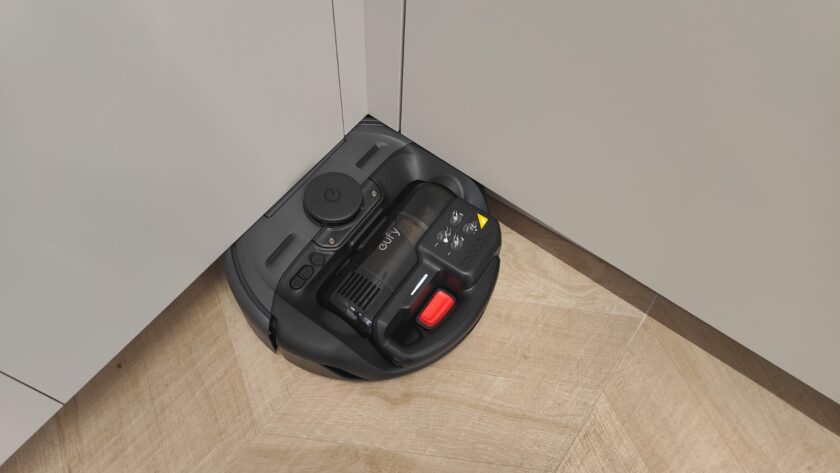 השואב Anker eufy Robot Vacuum 3-in-1 E20. צילום: ג׳ירפה