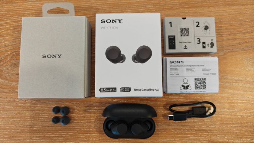 מה בקופסה של האוזניות Sony WF-C710N. צילום: ג׳ירפה