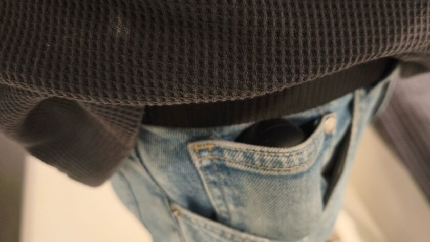 מבחן הכיס של האוזניות Sony WF-C710N. צילום: ג׳ירפה