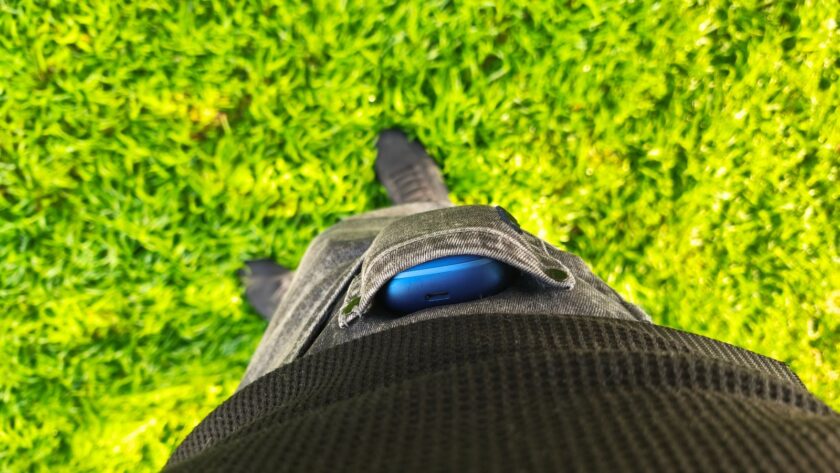 מבחן הכיס של האוזניות Anker Soundcore Liberty 5. צילום: ג׳ירפה