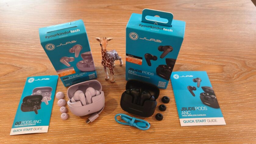 מה בקופסה של האוזניות JLAB PODS ANC (מימין) ו- JLAB GO PODS ANC (משמאל). צילום: ג׳ירפה