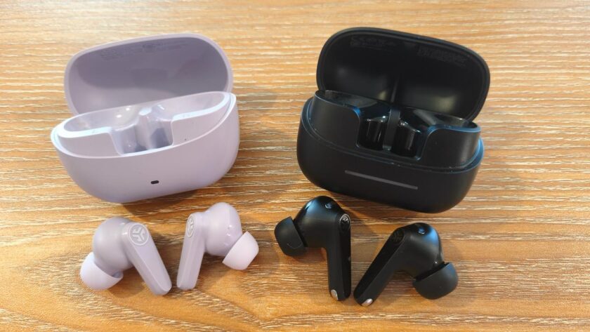 האוזניות JLAB PODS ANC (מימין) ו- JLAB GO PODS ANC (משמאל). צילום: ג׳ירפה