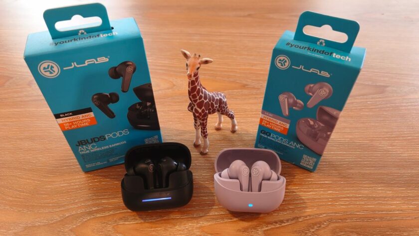 האוזניות JLAB PODS ANC (משמאל) ו- JLAB GO PODS ANC (מימין). צילום: ג׳ירפה