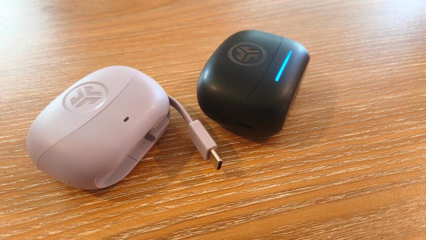 האוזניות JLAB PODS ANC (מימין) ו- JLAB GO PODS ANC (משמאל). צילום: ג׳ירפה