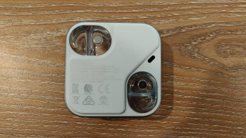 גב המארז של האוזניות Nothing Ear (3). צילום: ג׳ירפה