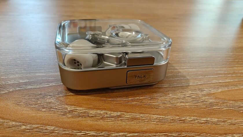 כפתור ה- Talk במארז האוזניות Nothing Ear (3). צילום: ג׳ירפה