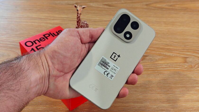 הסמארטפון OnePlus 15. צילום: ג׳ירפה