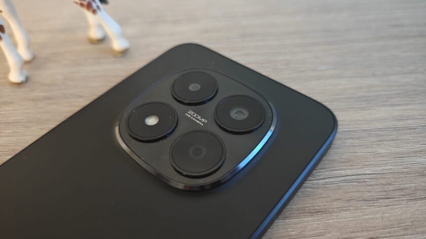 הסמארטפון Xiaomi Redmi Note 15 Pro. צילום: ג׳ירפה