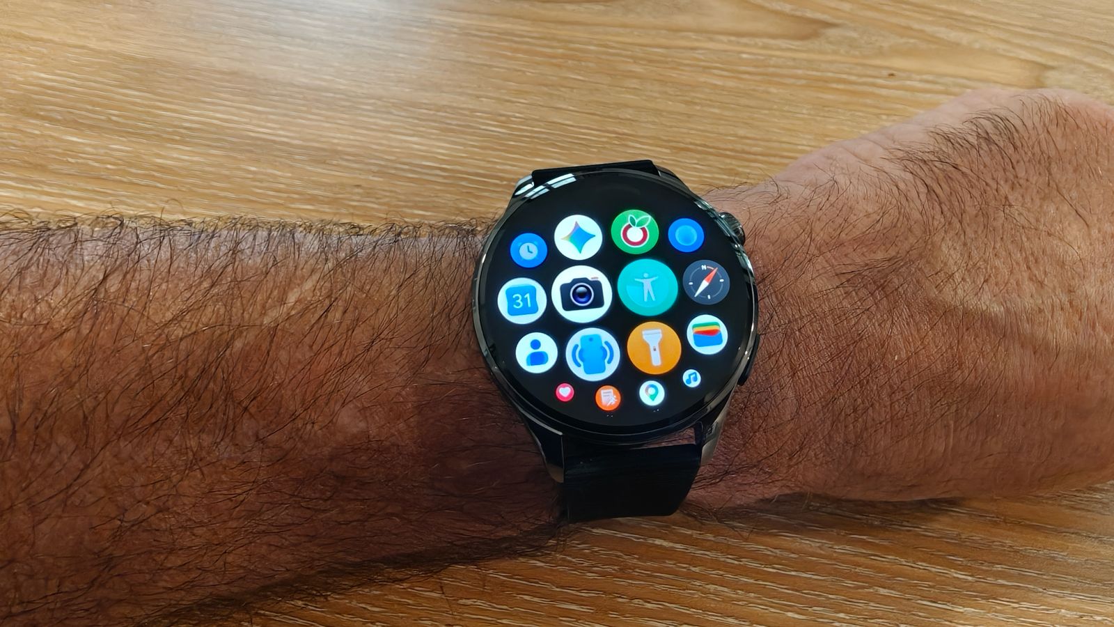 השעון Xiaomi Watch 5. צילום: ג׳ירפה