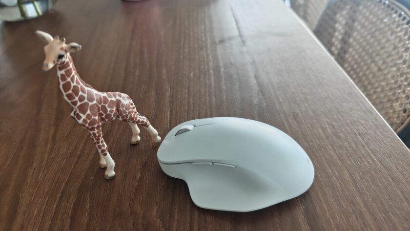 העכבר Incase Bluetooth Ergonomic Mouse. צילום: ג׳ירפה
